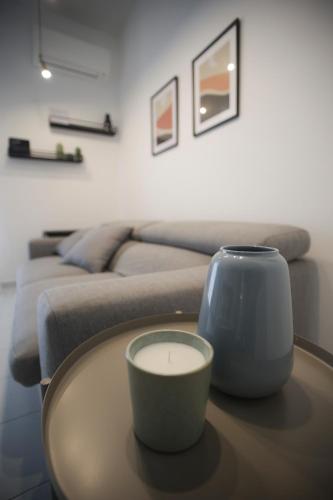 a table with a candle on top of it with a bed at Pausa Mare Seaside in Torre a Mare