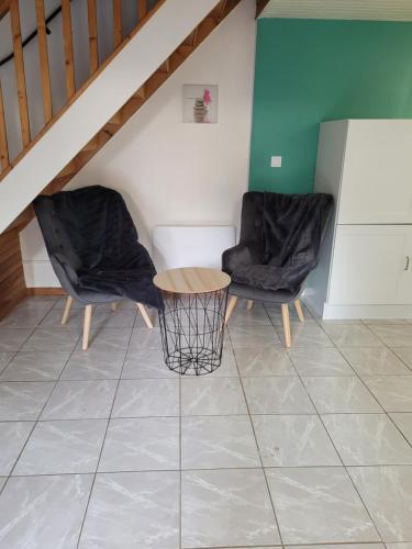 2 chaises et une table dans une pièce dans l'établissement CINSAULT, à Carcassonne