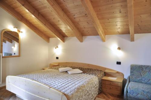 Un pat sau paturi într-o cameră la Ciasa Mira - BelaVal Apartments