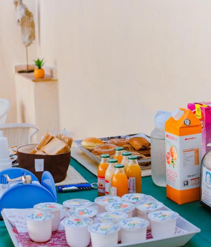 Una mesa repleta de comida y botellas de zumo de naranja. en Ci Thorno Hotel, en Crosia