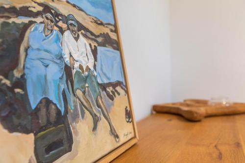a painting sitting on a table next to a wooden table at Holtdeel in Gelting
