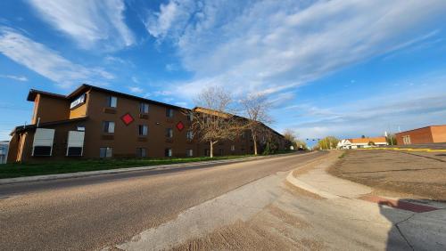 an empty street in front of a building at Grizzly Inn in Great Falls