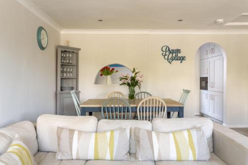 sala de estar con sofá blanco y mesa en Prawn Cottage en Hope-Cove