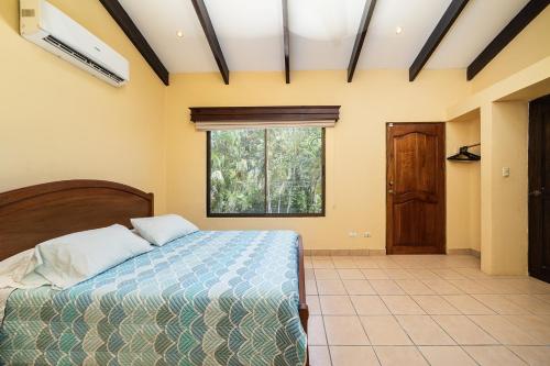 1 dormitorio con cama y ventana en Casa Luz de Luna - Comfortable 3 Br, 3,5 Bath house, en Potrero