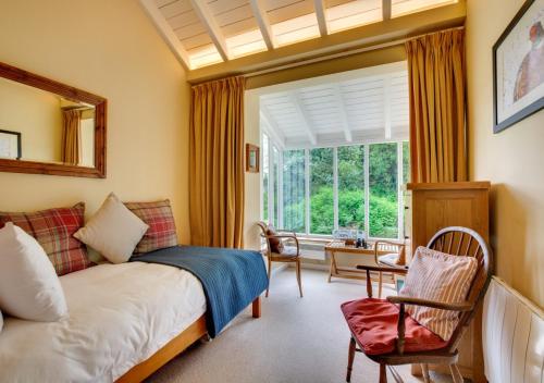 Crosby Ravensworth的住宿－Monks Bridge，一间卧室设有一张床和一个窗口
