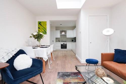 a living room with a couch and a table at Newly Renovated Modern 4 Bed 3 Bath Apartment London in London