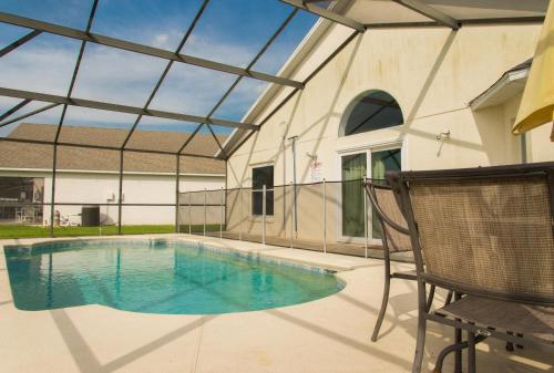 une piscine intérieure avec un plafond en verre dans l'établissement Gated Community!! Sparkling Private Pool, Near Disney, à Kissimmee