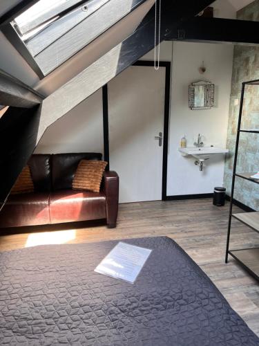 ein Wohnzimmer mit einem Sofa und einem Tisch in der Unterkunft Bed&Breakfast Jonker in Burgh Haamstede