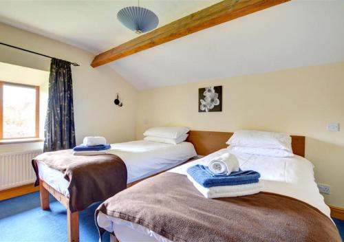 Tosside的住宿－Jenny Wren，客房内的两张床和毛巾