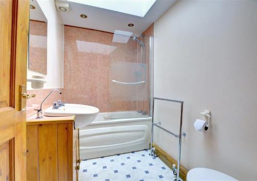 Tosside的住宿－Jenny Wren，带浴缸、水槽和淋浴的浴室