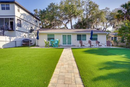 Riverfront Home with Putting Green and Boat Dock!にある庭