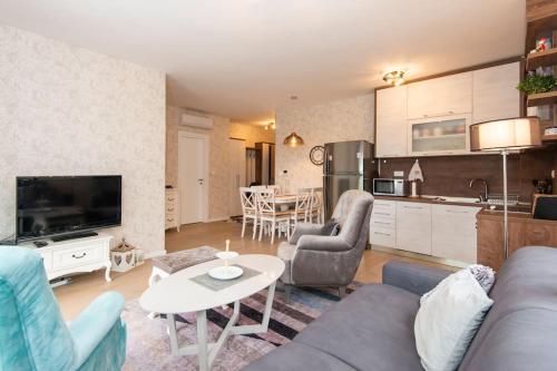 - un salon avec un canapé et une table dans l'établissement Cozy one bedroom apartment, à Tivat