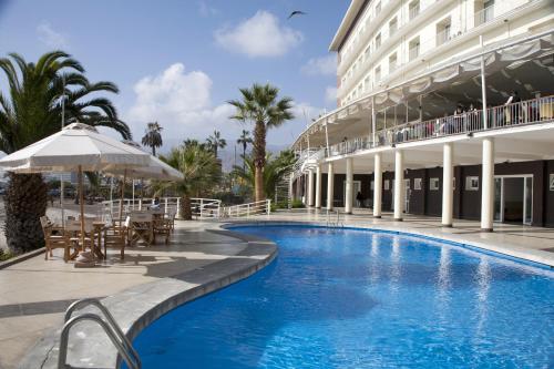 una piscina frente a un edificio en Hotel Antofagasta, en Antofagasta