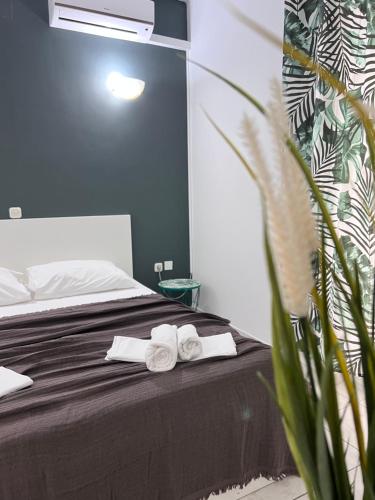 1 dormitorio con 1 cama y 2 toallas enrolladas en Apartments Ana & Ita, en Novalja