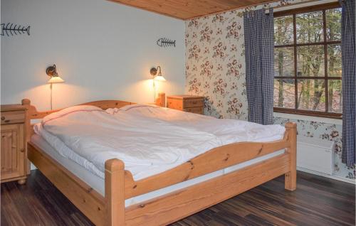 En eller flere senge i et værelse på Awesome Home In Hr With 2 Bedrooms And Wifi