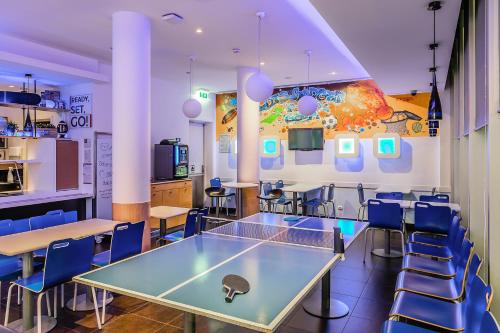 a dining room with a table and chairs at Hotel ibis Budget Porto Gaia in Vila Nova de Gaia