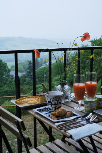 a picnic table with food and drinks on a balcony at La Masia Del Taulat Chambres d´Hôtes in Llo