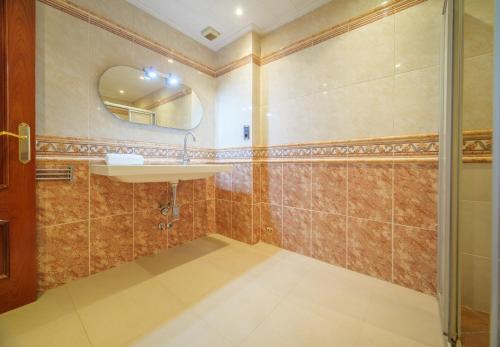 La salle de bains est pourvue d'un lavabo et d'une douche. dans l'établissement HomeHolidaysRentals Dita- Costa Barcelona, à Palafolls
