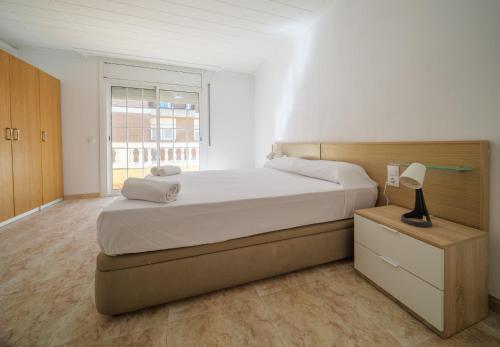 - une chambre avec un grand lit et une fenêtre dans l'établissement HomeHolidaysRentals Dita- Costa Barcelona, à Palafolls