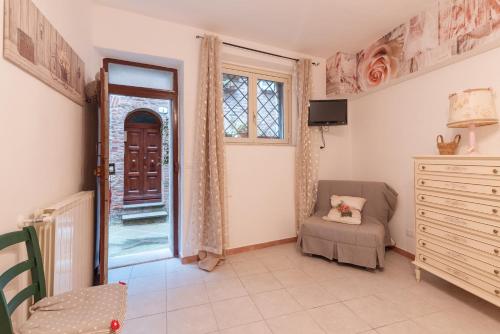 a living room with a chair and a window at Il Nido del Vicolo delle scuole Pie in Città della Pieve