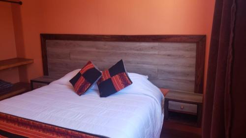 サン・ペドロ・デ・アタカマにあるCasas Particulares, Tipo Cabañas.のベッドルーム1室(白いベッド1台、枕2つ付)