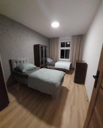 sypialnia z 2 łóżkami i 2 głośnikami w obiekcie Apartament Blisko Granicy w mieście Kunowice