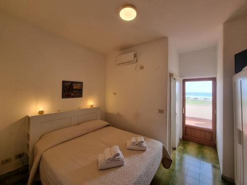 1 dormitorio con 1 cama con 2 toallas en Hotel Portofina, en Santa Marinella