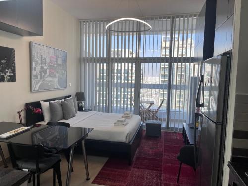 - une chambre avec un lit et une table dans l'établissement Super Studio in Dubai, à Dubaï