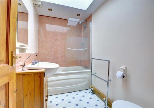 bagno con lavandino, doccia e servizi igienici di Cuckoos Nest a Tosside