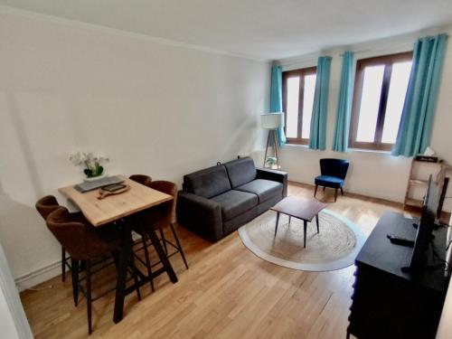 un salon avec un canapé et une table dans l'établissement 2 pièces totalement rénové au cœur de Bourges, à Bourges