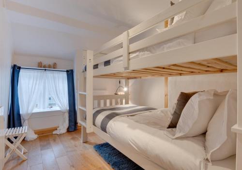 1 Schlafzimmer mit 2 Etagenbetten und einem Schreibtisch in der Unterkunft 2 Browcote Cottage in Ravenscar