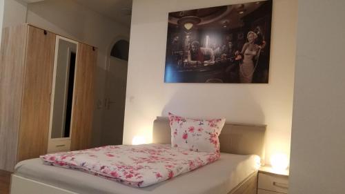 a bed with a pillow on top of it in a room at Familien-Ferienwohnung Fiwa FeWo-3 in Pirmasens