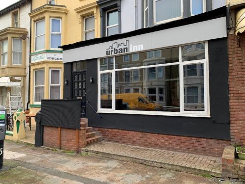 una tienda frente a un edificio con ventana en Urban Inn, en Blackpool