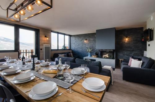 une salle à manger et un salon avec une table et des chaises dans l'établissement Chalets Residence Snoweden, à Montchavin