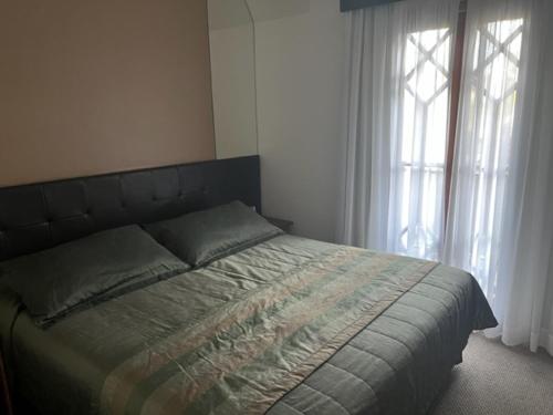 En eller flere senge i et værelse på FLAT CASTELO NAS MONTANHAS