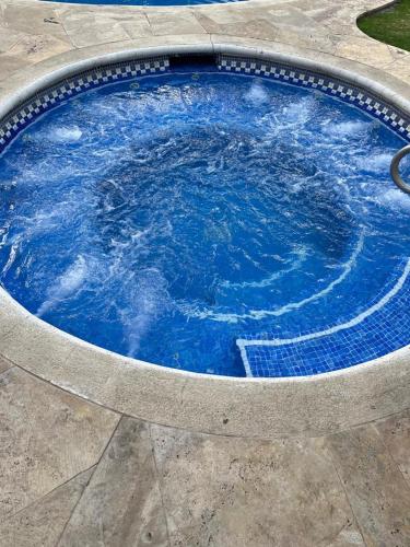a large blue pool of water in a circle at Hotel El Romano in Ixtapan de la Sal