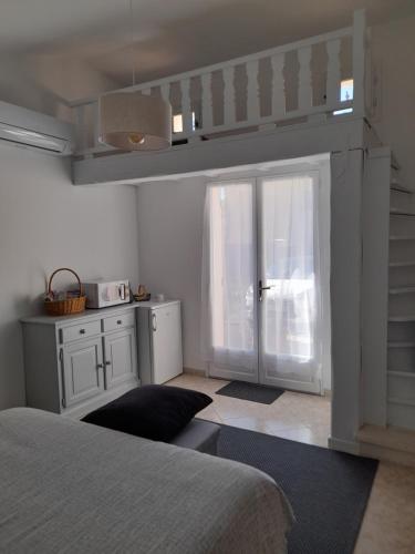 une chambre avec un lit et une porte coulissante en verre dans l'établissement Chambre indépendante, à Avignon