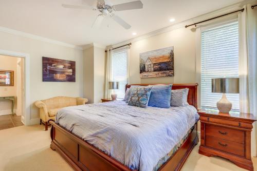 - une chambre avec un lit et un ventilateur de plafond dans l'établissement Lakefront Oconee Vacation Rental with Patio and Views!, à Greensboro