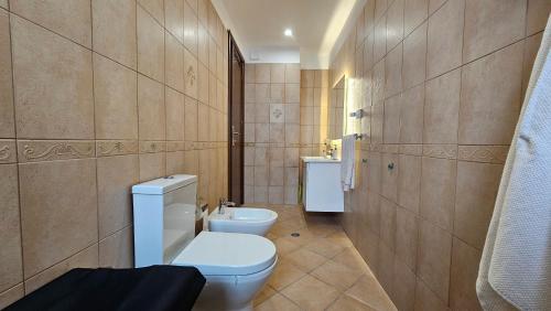 y baño con aseo y lavamanos. en Central Apartment, en Tirana