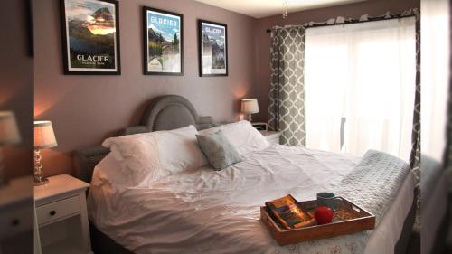 een slaapkamer met een bed en een dienblad bij The Pink Fridge in Whitefish