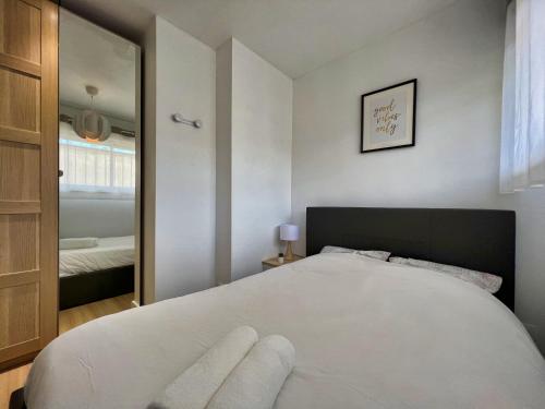 - une chambre avec un lit et un grand miroir dans l'établissement T2 Centre ville avec parking gratuit, à Toulouse