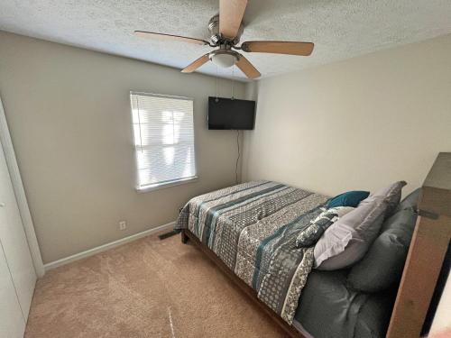 a bedroom with a bed and a ceiling fan at Beautiful home in a nice place in Clarksville