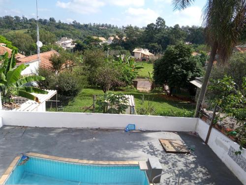 a view of a swimming pool from the roof of a house at Mi Casa, Águas de São Pedro in Águas de São Pedro