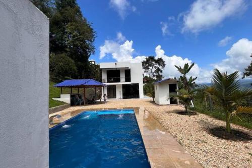 - une piscine en face d'une maison dans l'établissement Casa de Campo Zayleen, à Bituima