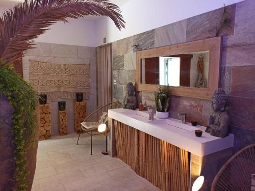 La salle de bains est pourvue d'un lavabo et d'un miroir. dans l'établissement Mobil home Camping 4* La Falaise Narbonne Plage, à Narbonne-Plage