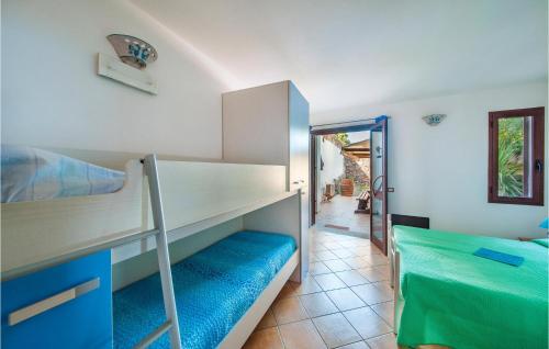 カステルサルドにあるVilla Antonellaの二段ベッド2台と廊下が備わる客室です。