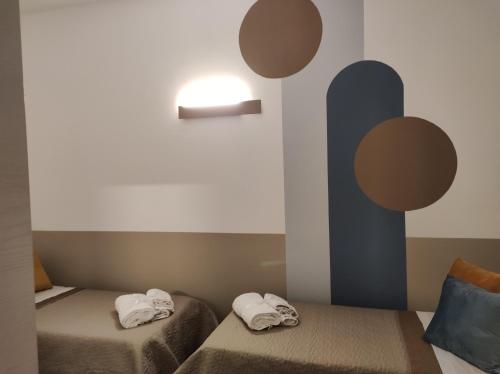 una camera con due letti con asciugamani di Kitros a Palagiano