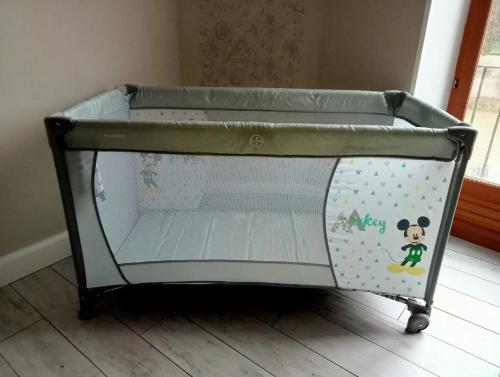 a baby crib with a canopy and aolicy at Le gîte embarqué - Géré par Presta-Zen'Services - Barque électrique en supplément in Verdun