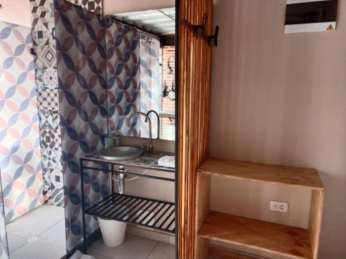 ein Badezimmer mit Waschbecken und Spiegel in der Unterkunft Suite en Getsemaní - POD C in Cartagena de Indias