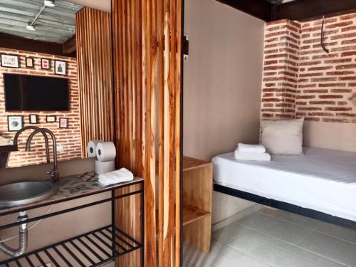 ein kleines Badezimmer mit einem Bett und einem Waschbecken in der Unterkunft Suite en Getsemaní - POD C in Cartagena de Indias